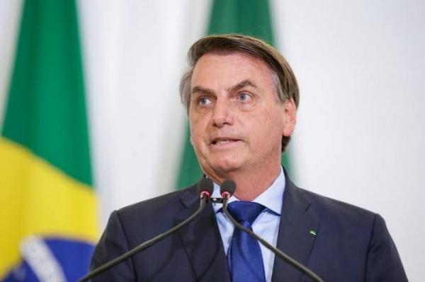 Bolsonaro é internado com obstrução intestinal, sem previsão de alta