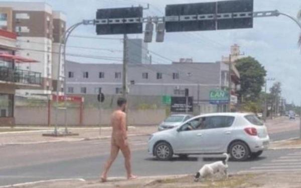 Homem é flagrado caminhando nu pelas ruas de Criciúma , em Santa Catarina