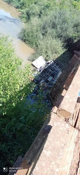 Caminhão cai de ponte e dois ocupantes morrem entre Espumoso e Alto Alegre
