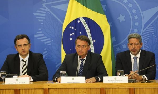 Bolsonaro propõe ressarcir estados em troca de ICMS zero dos combustíveis