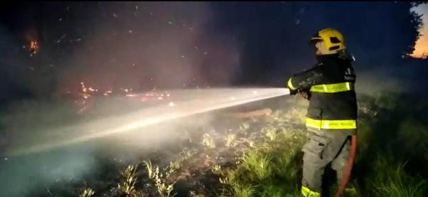 Fogo em vegetação mobiliza o Corpo de Bombeiros de Cruz Alta na noite da terça