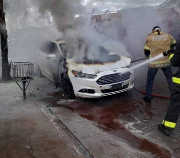Homem coloca fogo em veículo que estava estacionado em Tapera