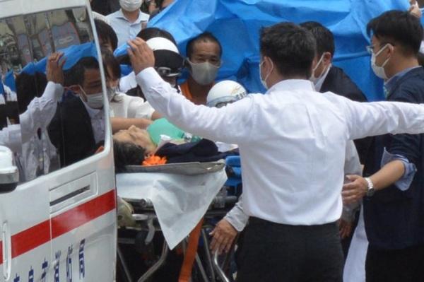 Ex-premiê Shinzo Abe morre após ser baleado no Japão