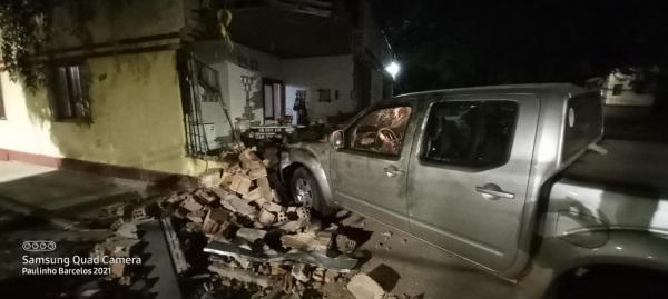 Caminhonete invade residência após acidente em Cruz Alta