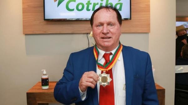 Presidente da Cotribá recebe Medalha do Mérito Farroupilha