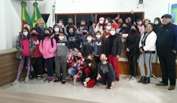 Alunos da Escola Estadual Annes Dias visitam Câmara e Prefeitura de Cruz Alta