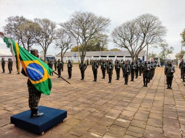 Grupo Humaitá realiza formatura e apresentação da bandeira a novos militares