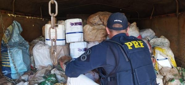 PRF apreende caminhão carregado com 2.500 litros de agrotóxicos ilegais