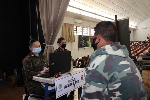 Jovens que fizeram o alistamento militar passam por exames de aptidão