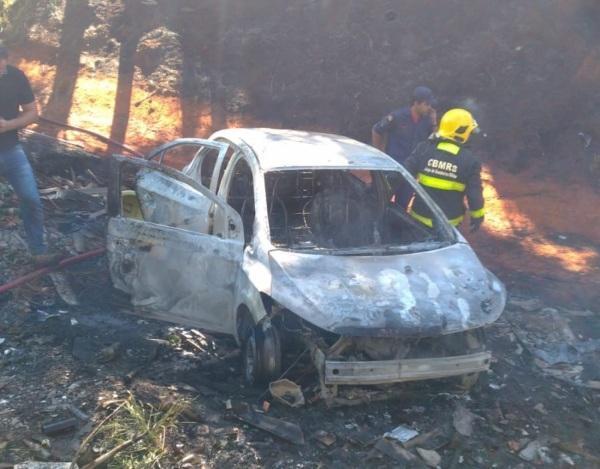 Corpo de Bombeiros atende ocorrência de incêndio em veículo, em Cruz Alta
