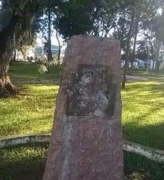 Busto e placa da Professora Margarida Pardelhas são furtados em Cruz Alta