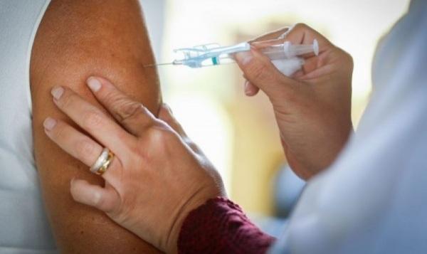 236 municípios do RS têm acima de 90% da pop. adulta completamente vacinada