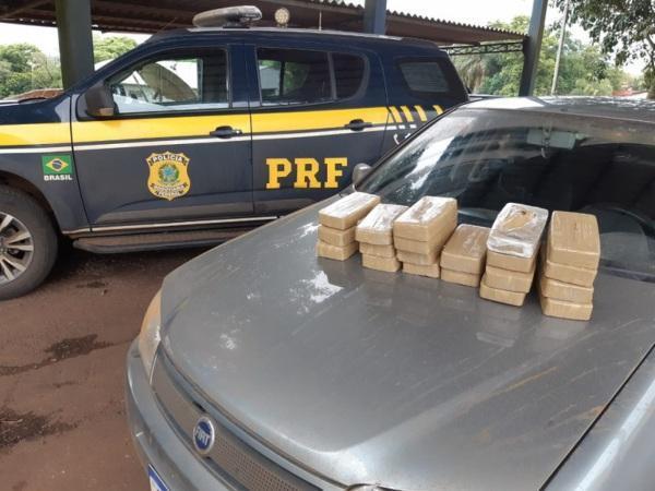 PRF apreende carro com 20 quilos de drogas com destino para Cruz Alta