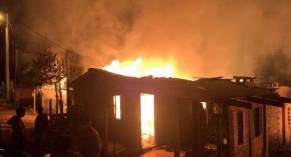 Incêndio na noite da sexta destrói pelo menos 5 casas em Sarandi