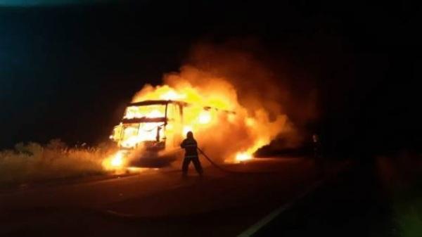 Susto na madrugada : Ônibus é consumido pelas chamas em Pantano Grande