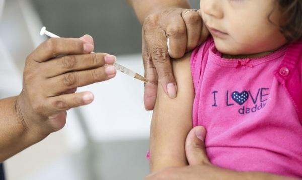 Saúde Vacinação de crianças contra sarampo e influenza começa em 4 de abril
