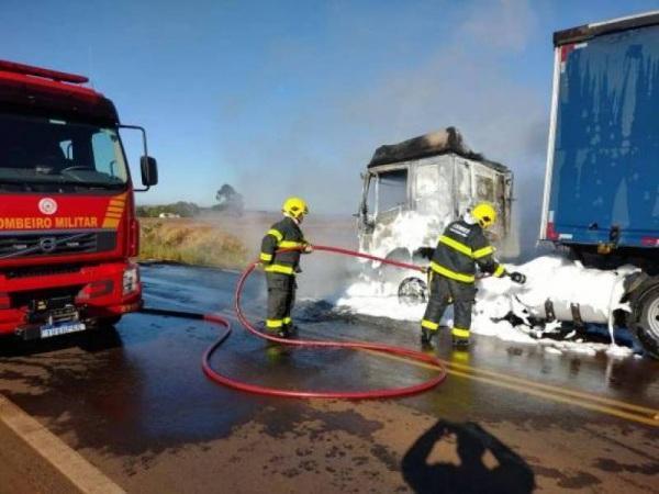 Carreta pega fogo parcialmente na ERS 168 interior de São Luiz Gonzaga
