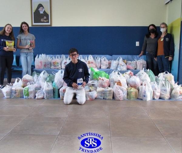 Campanha Páscoa Fraterna do Santíssima entrega as doações ao São Vicente