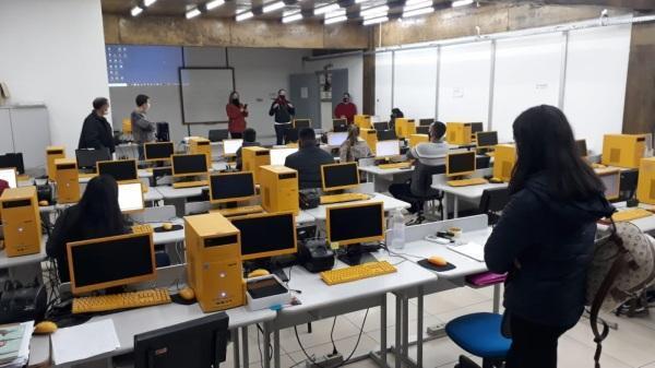 Alunos da UAB proporcionam aulas de informática para jovens do Projeto Pescar
