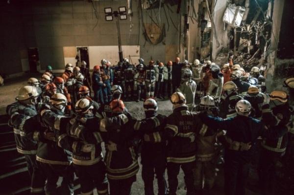 Equipes encontram bombeiros desaparecidos sob escombros do prédio da SSP