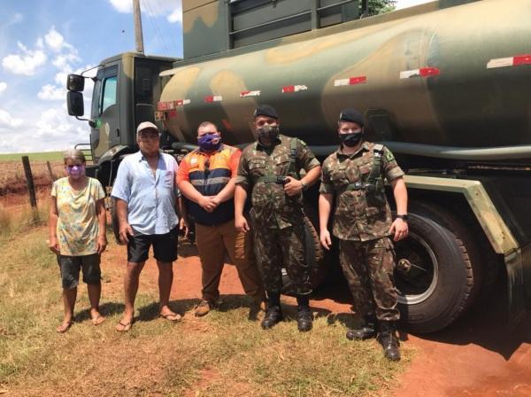 10.000 litros: Caminhão Pipa do Exército ajuda Defesa Civil de Cruz Alta