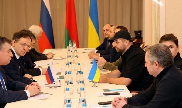Negociações começam na Bielorrúsia quatro dias após invasão da Ucrânia
