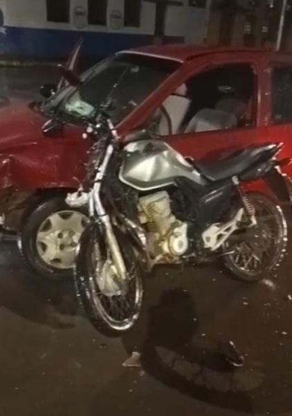 Acidente entre motocicleta e carro no centro de Cruz Alta na noite da terça