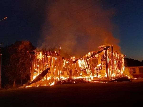 Igreja é destruída por incêndio em Itacuruçu, Oeste de SC