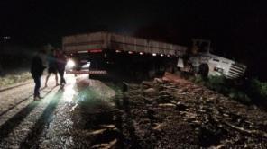 Carga de soja é espalhada e caminhões saem da pista, entre Ijuí e Cruz Alta.