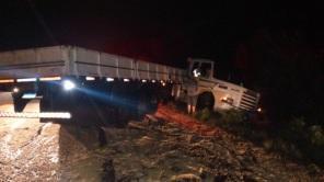 Carga de soja é espalhada e caminhões saem da pista, entre Ijuí e Cruz Alta.