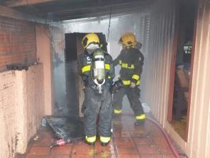 Bombeiros controlam incêndio em residência no bairro Vila Hilda