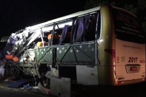 Acidente envolvendo caminhão, ônibus, carro e van deixa seis mortos na BR-290