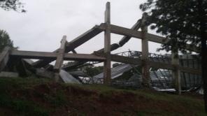 Rajada de vento de 89 km/h derruba ginásio em construção em Cruz Alta