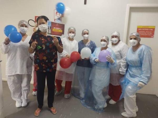 Paciente recuperada da COVID-19 recebe alta hospitalar no HSVP