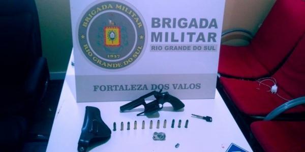 Homem é preso por Porte Ilegal de Arma, Receptação e Posse de Entorpecentes 