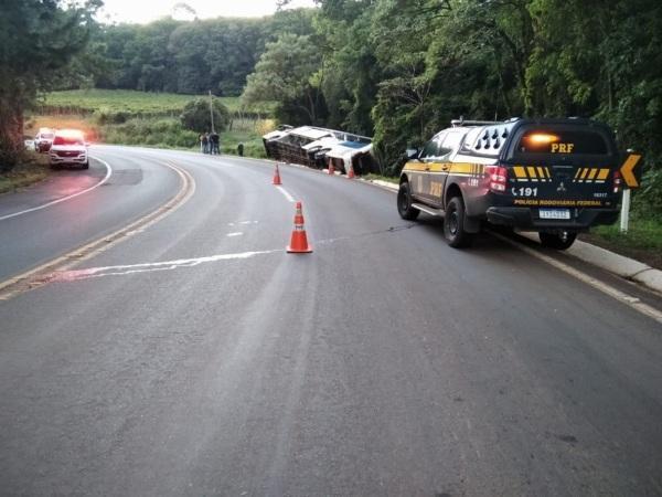 Uma pessoa morre e várias ficam feridas após ônibus tombar na BR-480, Erechim