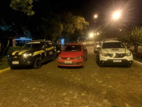 Brigada Militar prende homem e apreende um menor com veículo roubado em Júlio 