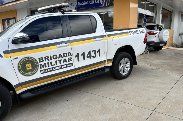 Carro invade farmácia no centro da cidade, mas ninguém se fere