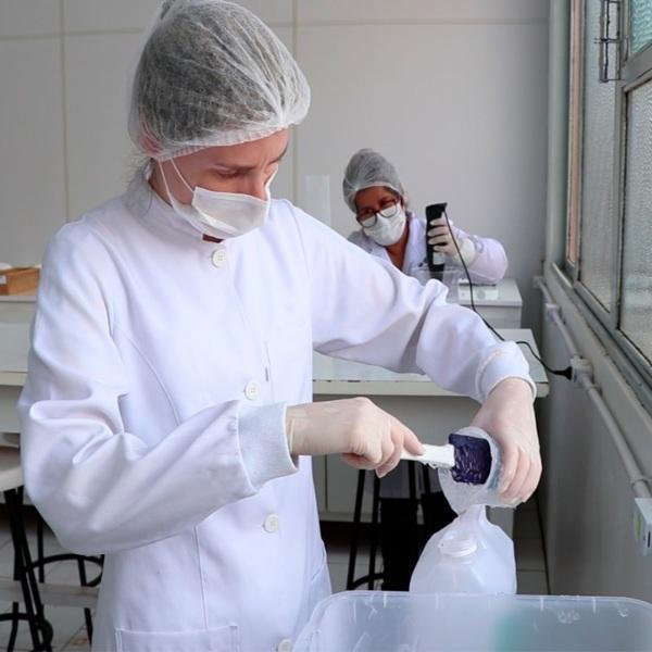 Curso de Farmácia da Unicruz fabrica álcool em gel para profissionais da saúde