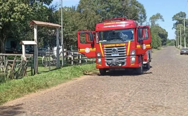 Incêndio em residência mobiliza bombeiros em Benjamin Nott