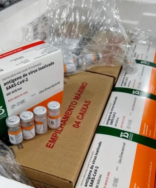 Novo lote com 645 mil vacinas contra a Covid-19 chega no RS nesta sexta-feira