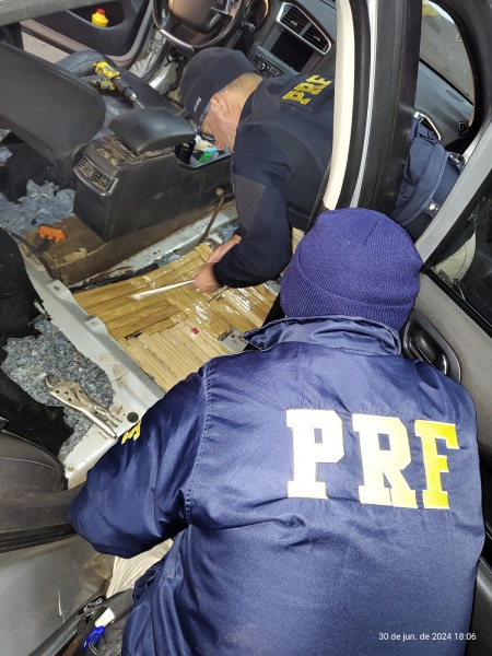 PRF Apreende 250 Quilos de Maconha em Carro Argentino na BR-158 em Cruz Alta