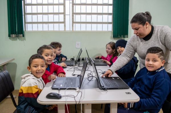 Escola Ildo Meneghetti Recebe Doação de Computadores para Modernizar Ensino