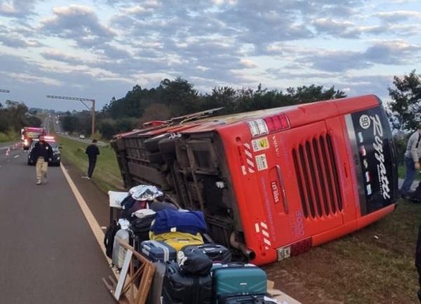 Ônibus que saiu de Santa Maria tomba no Paraná ; seis pessoas ficaram feridas