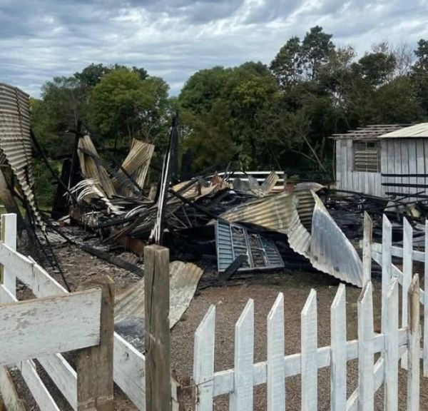 Família perde casa em incêndio e comunidade mobiliza ajuda em Cruz Alta