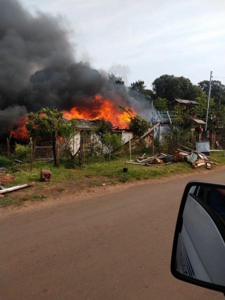 Incêndio em residencia na manhã desta terça-feira no bairro Abegay