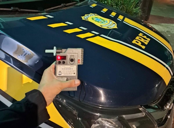 TRÂNSITO> PRF prende motorista de micro ônibus embriagado em Carazinho