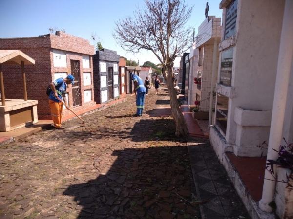 Cemitério Municipal passa por serviços de limpeza para Dia de Finados