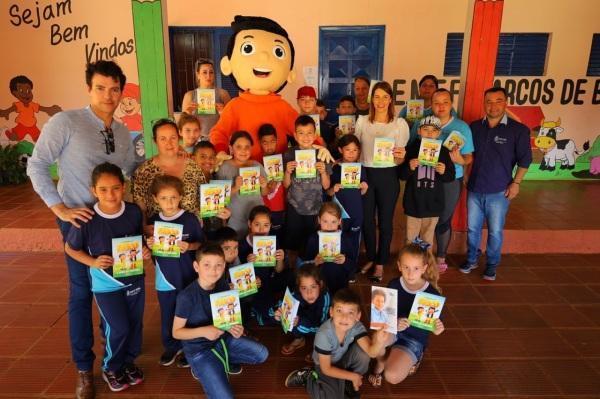 Gibi Turminha do Erico  entregue aos alunos da Escola Marcos Freire na Seival