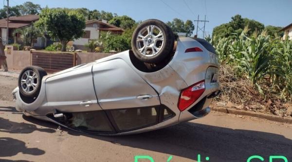 Condutora perde o controle e veículo bate em poste e capota em Panambi